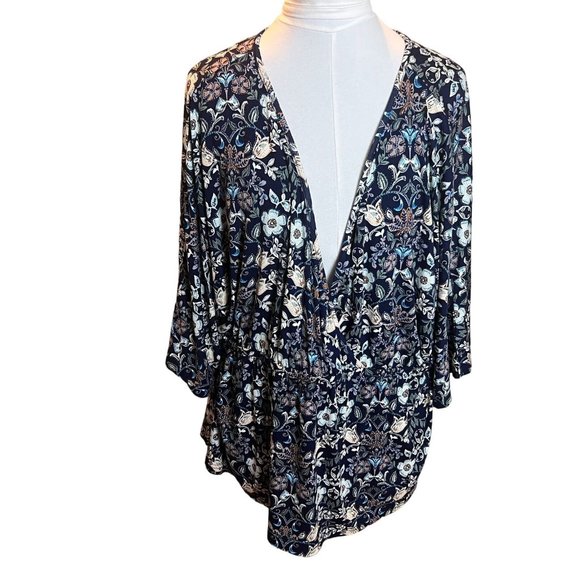 Chicwe Size 1X Open Front V Neck Blouse Blue Floral Stretchy Asymetrical Hem NWT - Picture 4 of 10